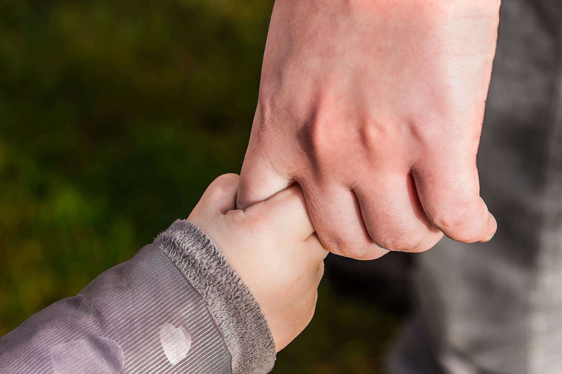 Main d’un adulte et main d’un enfant